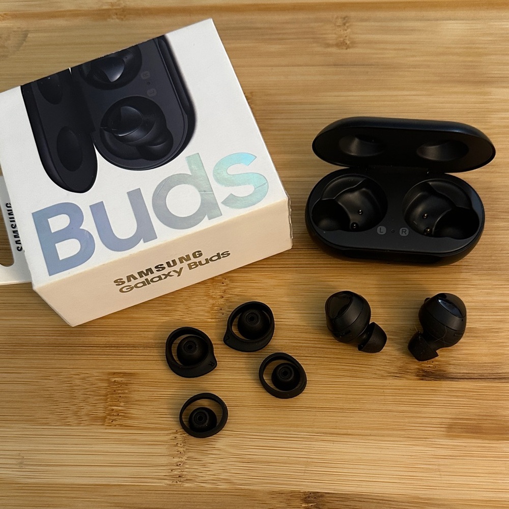 Black Samsung Galaxy Buds with Charging Case
